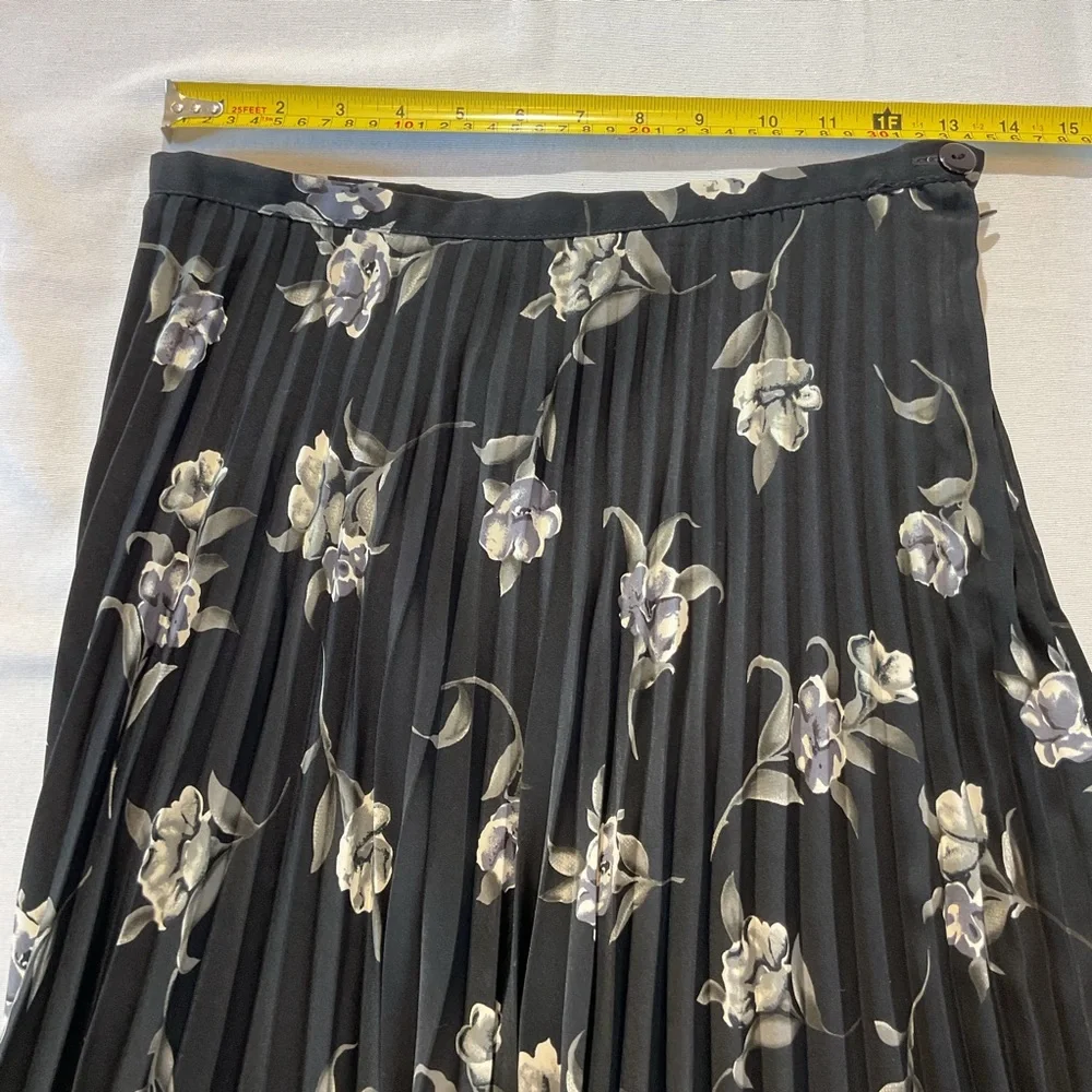 SAG Harbor Petite Long Black w/Floral Pleated Skirt Size 8 Flowing Formal Casual